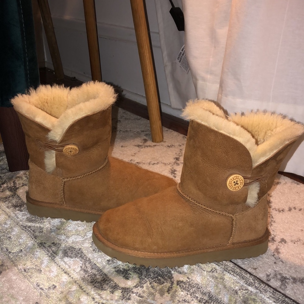 LIKE NEW SHORT UGGS CHESTNUT